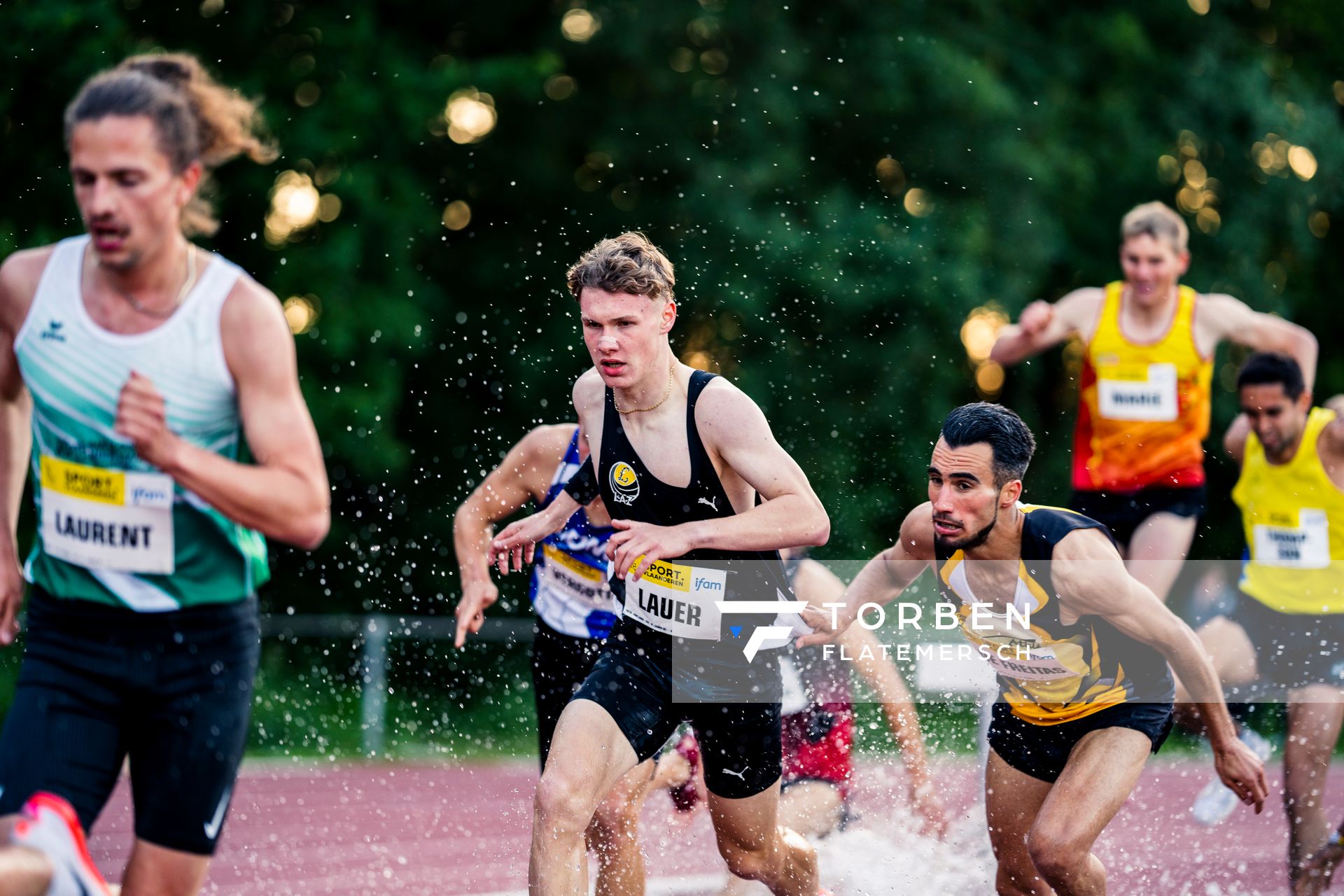 Jeffrey DE FREITAS (France)  haelt sich bei Kurt Lauer (Germany) fest am 28.05.2022 waehrend der World Athletics Continental Tour IFAM Oordegem in Oordegem